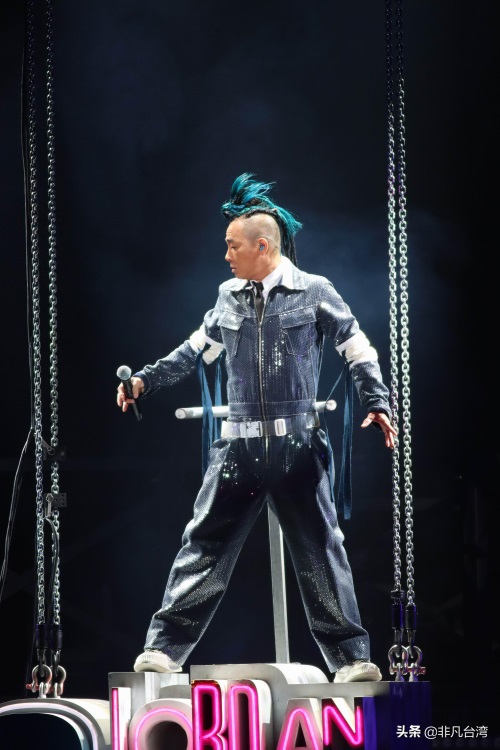 陈小春演唱会台北开唱 穿着银色流苏大衣惊艳登场