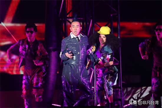 陈小春演唱会台北开唱 穿着银色流苏大衣惊艳登场