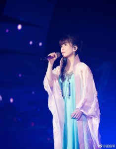 ​孟庭苇微博晒唯美舞台照 皮肤白皙神采飞扬