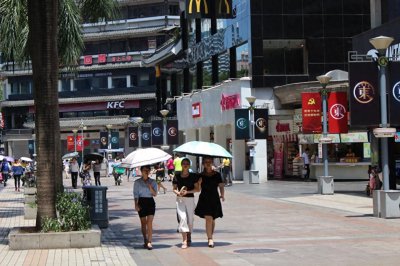 ​东门老街位于深圳市罗湖区，是深圳市最早的商业中心