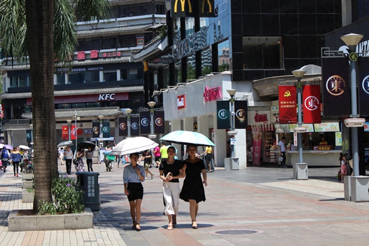 东门老街位于深圳市罗湖区，是深圳市最早的商业中心