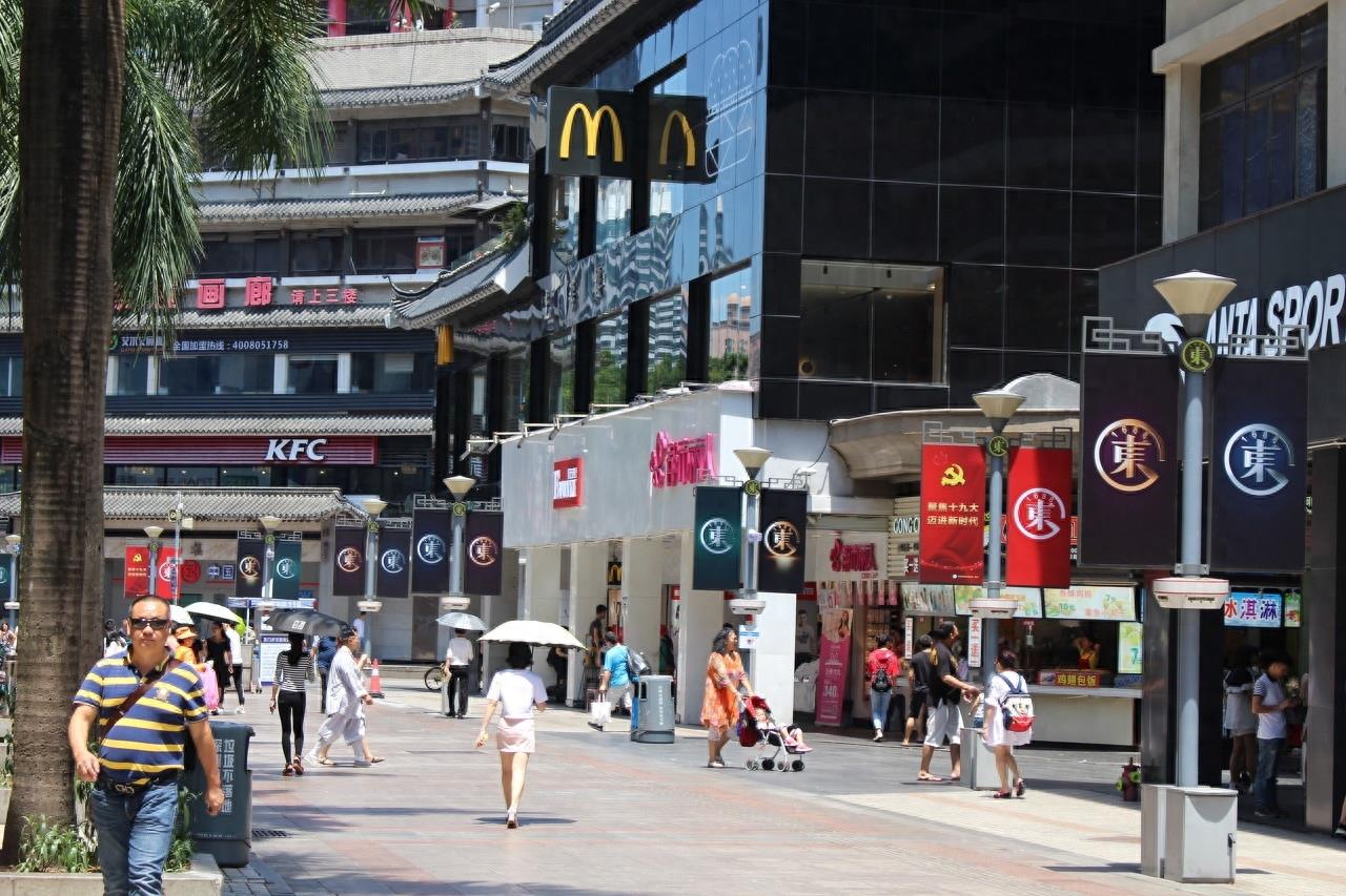 东门老街位于深圳市罗湖区，是深圳市最早的商业中心