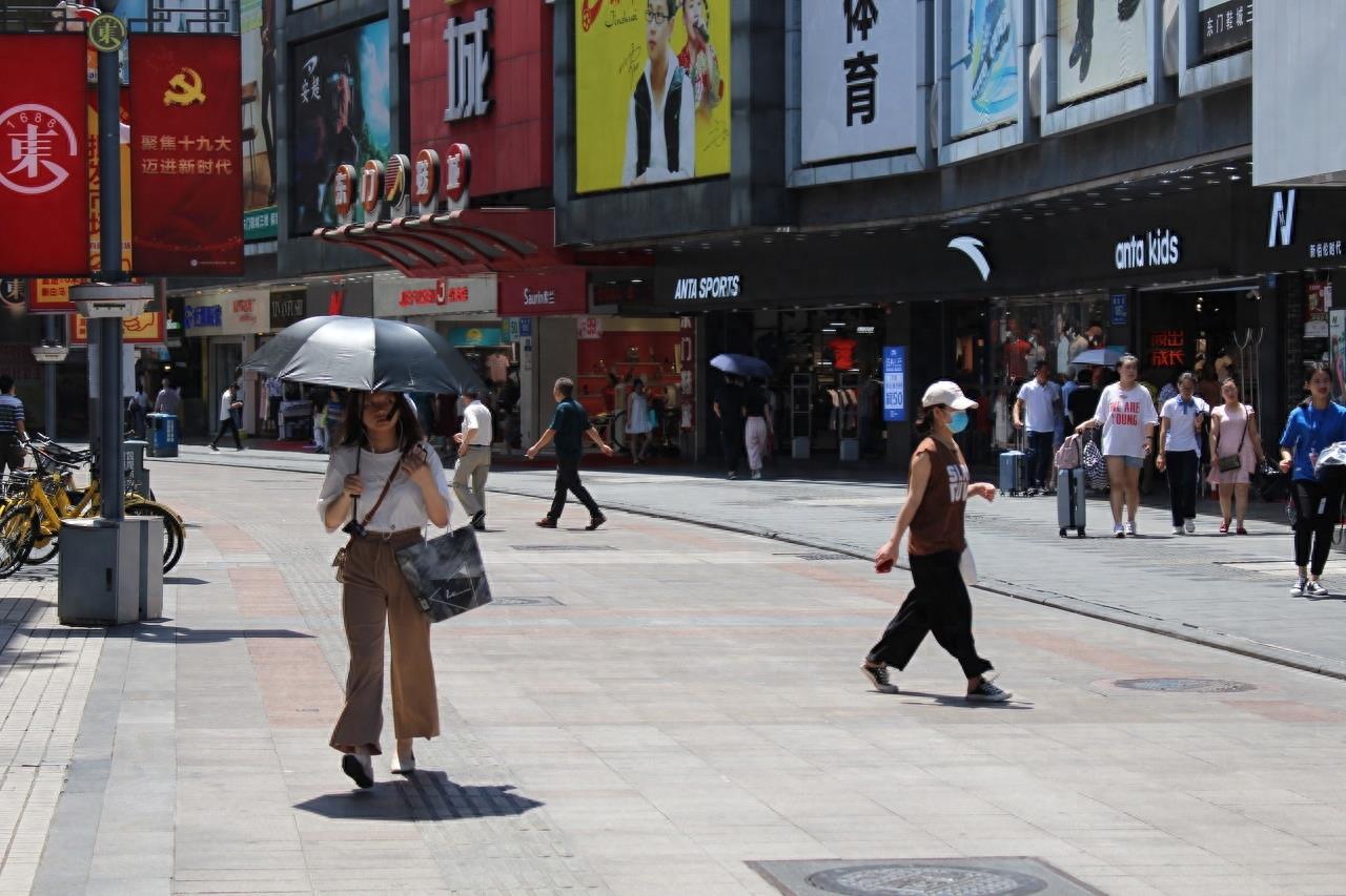 东门老街位于深圳市罗湖区，是深圳市最早的商业中心