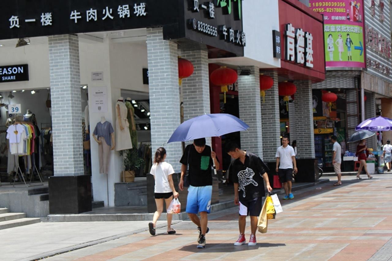 东门老街位于深圳市罗湖区，是深圳市最早的商业中心