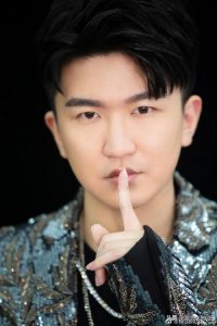 ​张大大微博头像换成黑色，并发微博不能被抑郁打败