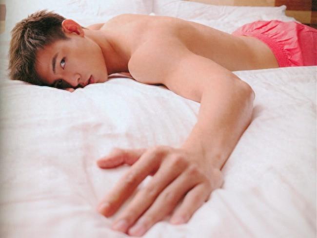 双面男神赵劲皓写真，一面阳光，一面硬汉