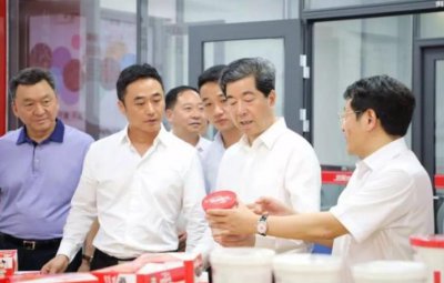 ​靠卖辣条成当地首富，身价高达645亿元，慷慨分哥哥一半身家