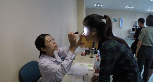 实拍女兵入伍前体检，想象不到的严格
