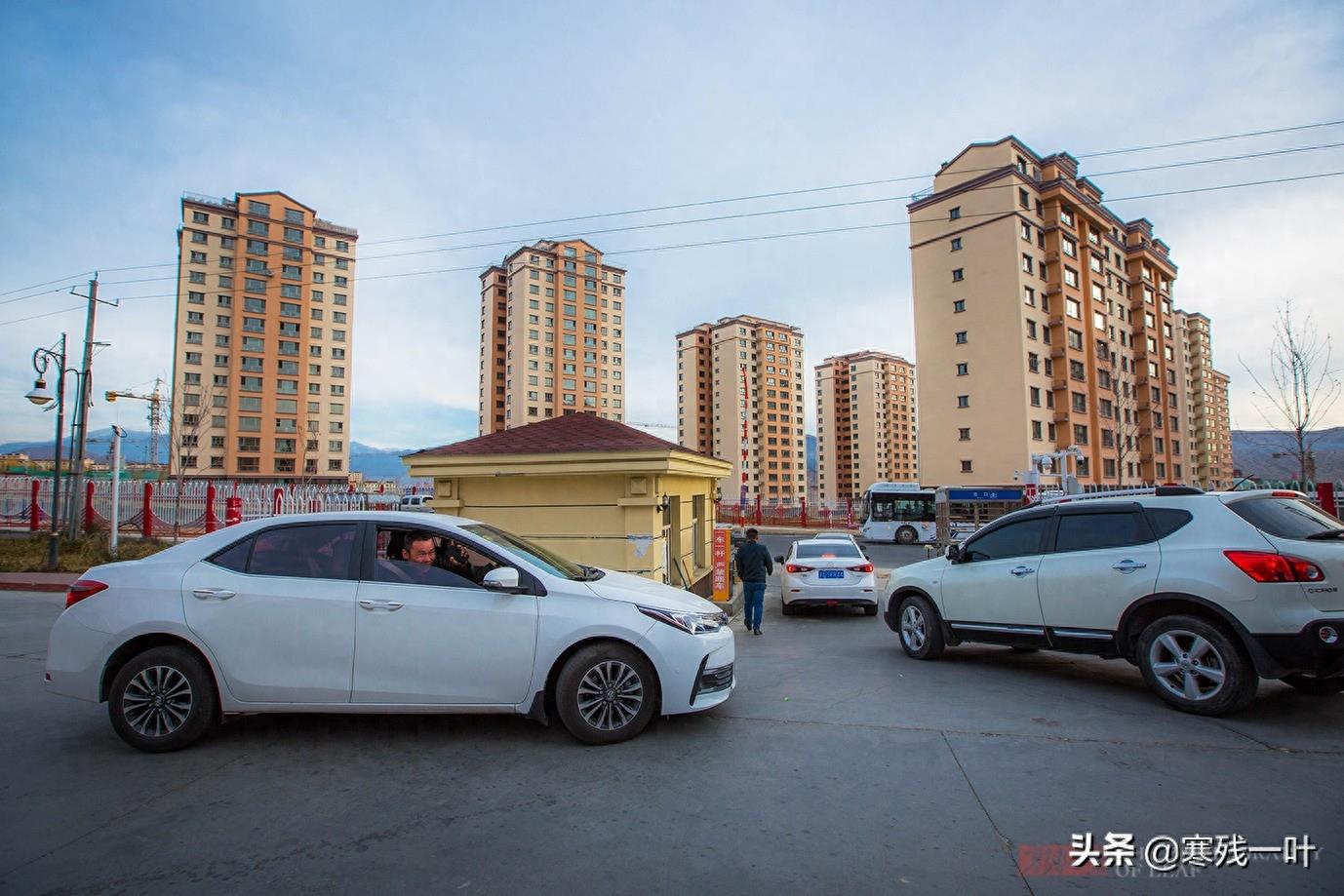 经常有人问新疆安全吗？不用我来说，让他们来告诉你