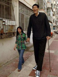 ​六十六岁巨人鲍喜顺与小二十八岁妻子现状，相差70厘米冒险生子！