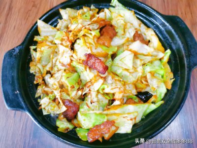 ​每天学会一道菜：砂锅莲花白炒肉，做法简单，营养丰富，鲜香四溢