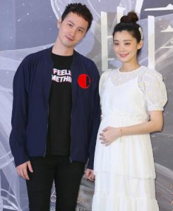 ​37岁杰女郎当妈！自曝产后都不能下床，丈夫陪床只睡不到四小时