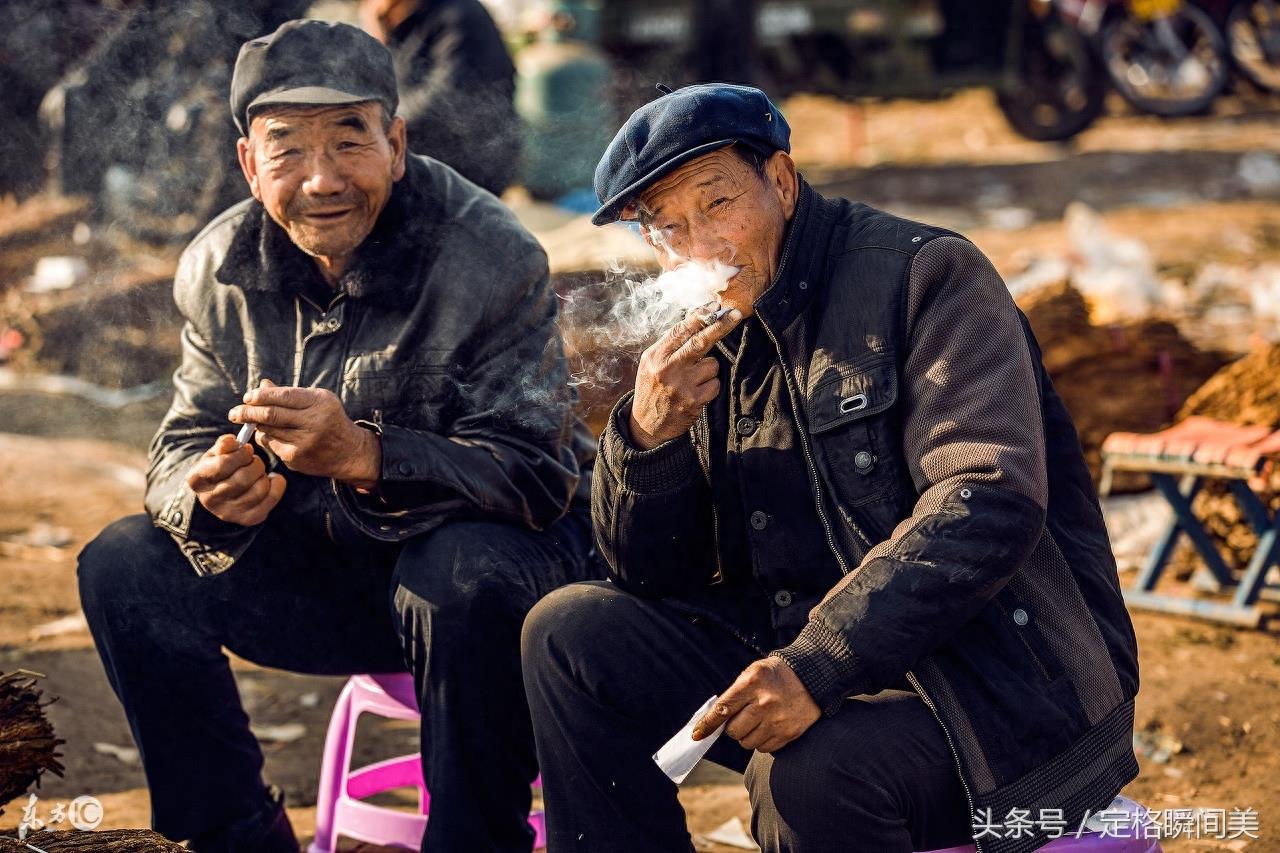 农村老人10张图 60多岁还在忙碌 总有一图能感动您！