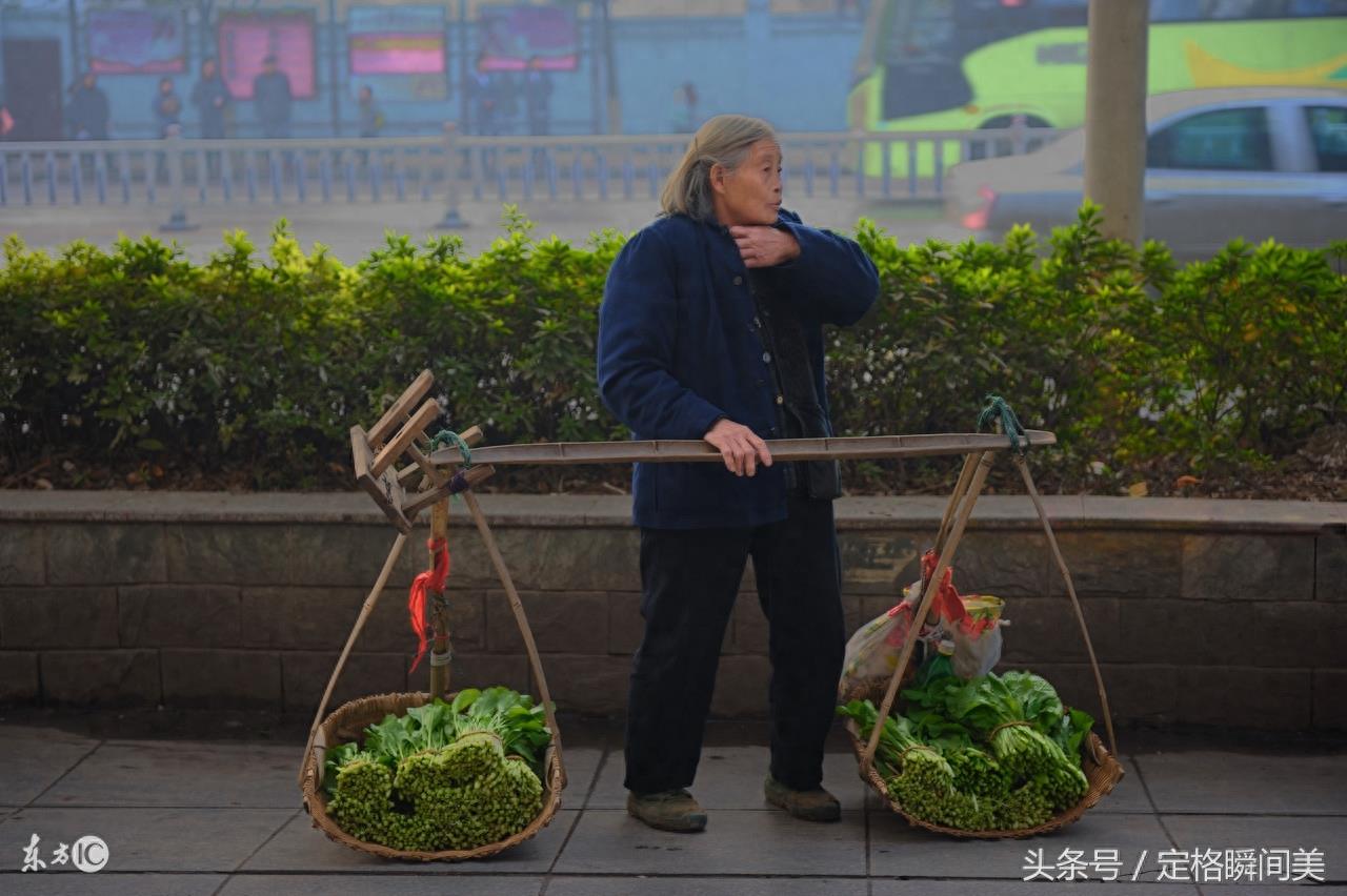 农村老人10张图 60多岁还在忙碌 总有一图能感动您！