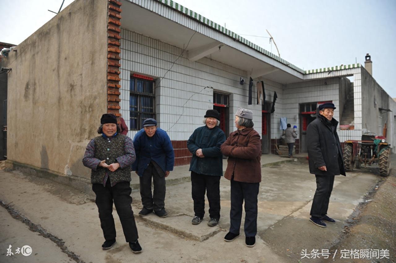 农村老人10张图 60多岁还在忙碌 总有一图能感动您！