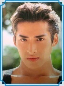 ​儿子16岁才发现非自己亲生，这位顶级男团偶像过山车般的人生