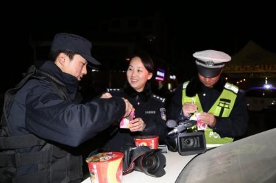 ​郝宁：笔尖上绽放的“铿锵玫瑰”