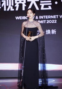 ​刘敏涛亮相微博视界大会，一袭薄纱斗篷黑裙，美得优雅大气