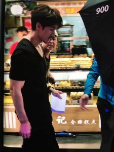 ​言承旭拍片被围观 言承旭菜市场相亲是真的吗？助理发飚什么梗？