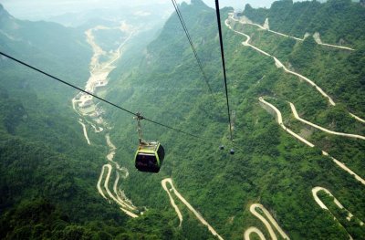 ​张家界99道弯的盘山公路，够胆你就来！