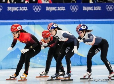 ​韩国队自己失误摔倒！赛后却还找借口，说冰不平整，王濛霸气回应