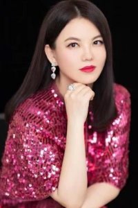 ​李湘晒女儿王诗龄近照，坐豪车满脸幸福，体重变化引网友热议