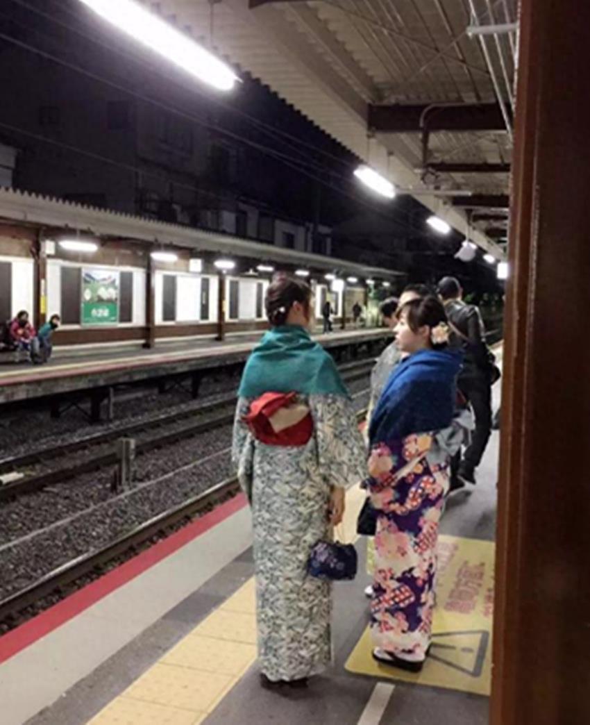 实拍日本街头身穿和服的女人：随处可见，和服也被称之为“吴服”