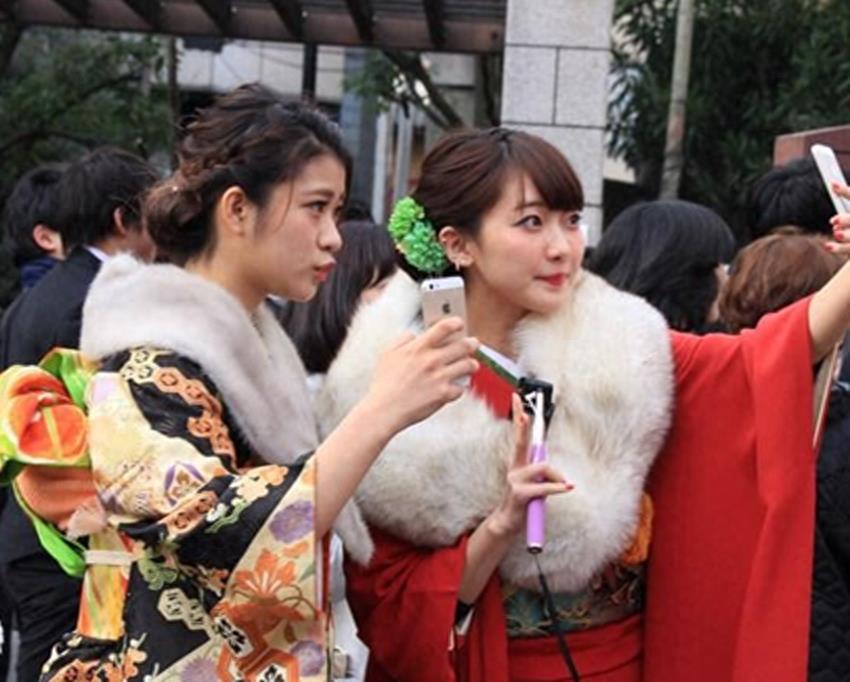 实拍日本街头身穿和服的女人：随处可见，和服也被称之为“吴服”