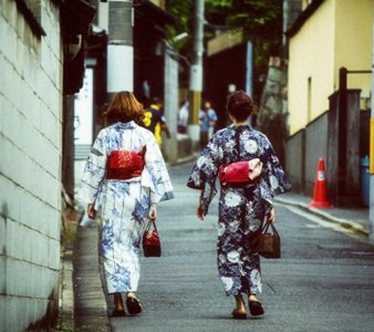 ​实拍日本街头身穿和服的女人：随处可见，和服也被称之为“吴服”