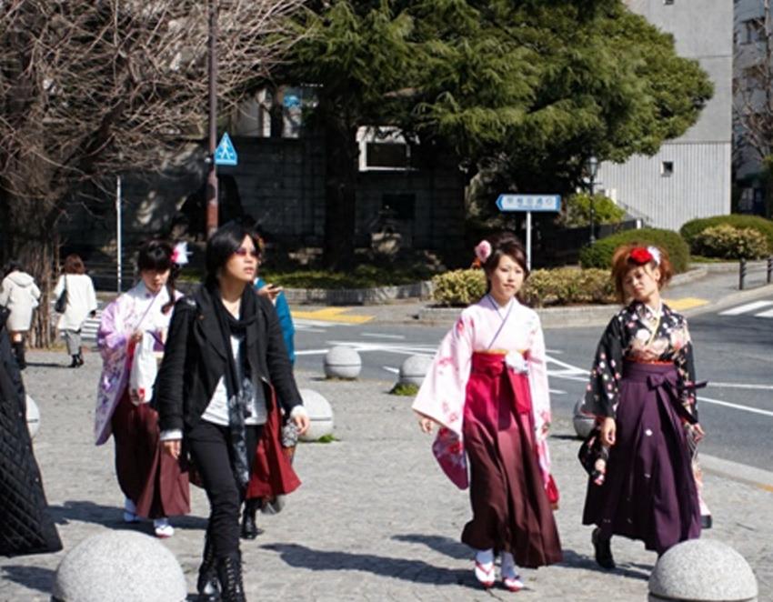 实拍日本街头身穿和服的女人：随处可见，和服也被称之为“吴服”