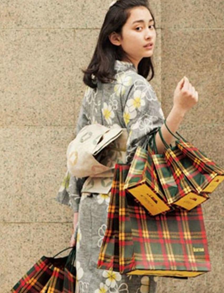 实拍日本街头身穿和服的女人：随处可见，和服也被称之为“吴服”