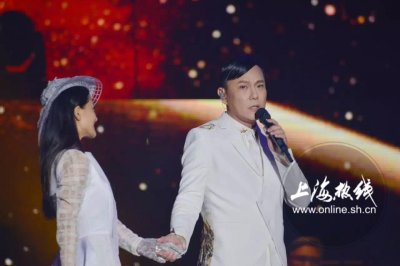 ​黑压压的一群群！张信哲上海虹口足球场开唱引爆棚