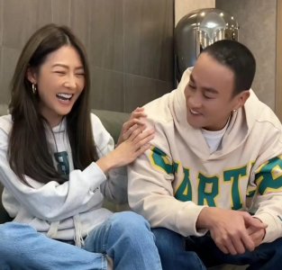 ​47岁何润东和小8岁娇妻公开秀恩爱，错过孙俪，赢得真爱