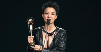 ​香港歌手卢凯彤坠楼身亡，曾获金曲奖，去年宣布和同性好友结婚