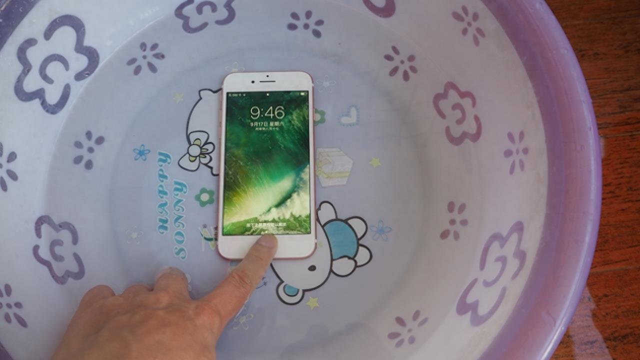 iPhone 7防水测试：泡一个小时都没有坏