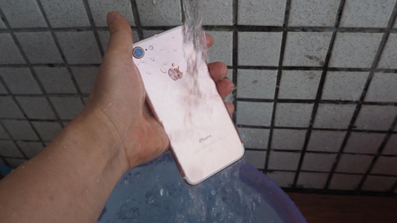 iPhone 7防水测试：泡一个小时都没有坏
