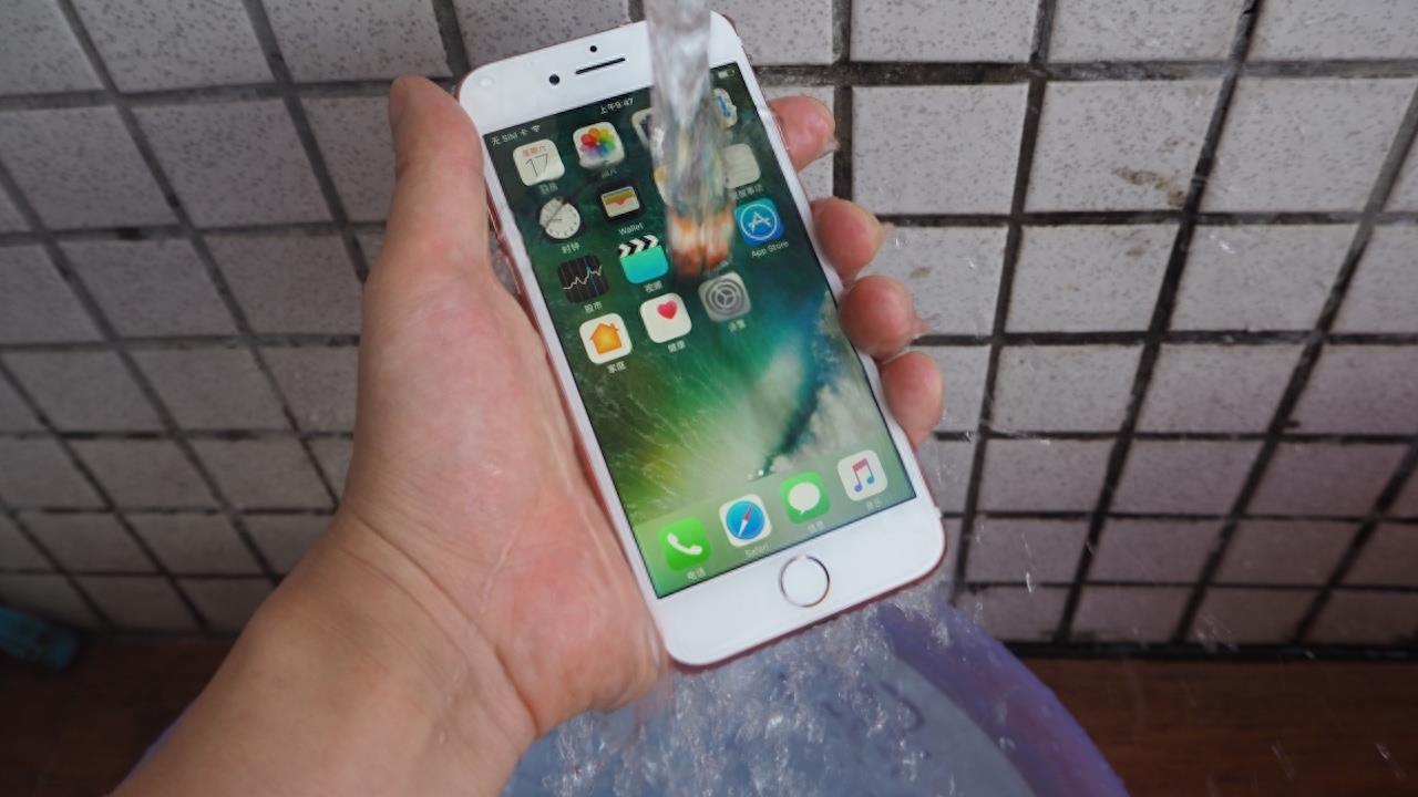 iPhone 7防水测试：泡一个小时都没有坏