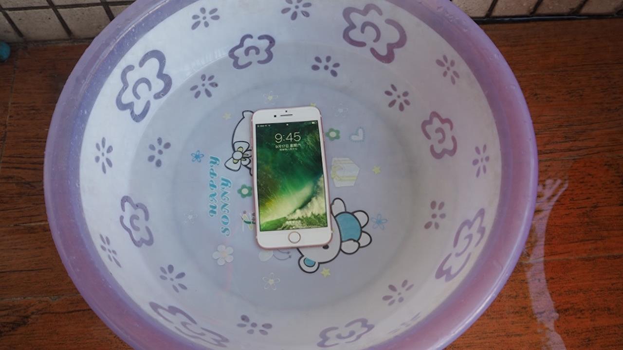 iPhone 7防水测试：泡一个小时都没有坏