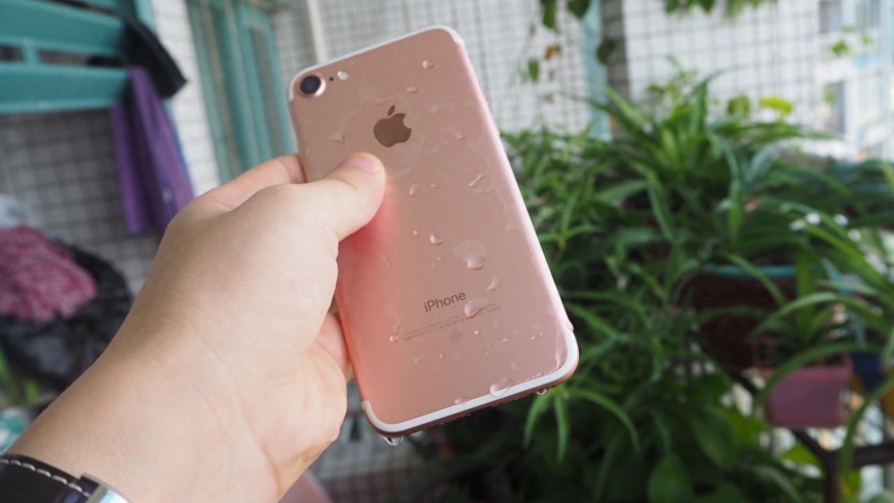 iPhone 7防水测试：泡一个小时都没有坏