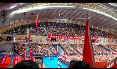 ​华中科技大学毕业典礼合唱《晴天》《倔强》，闪光灯闪耀如演唱会