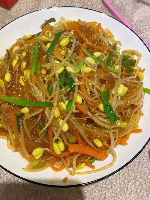 黄豆芽炒粉条的家常做法（教你黄豆芽炒粉条的家常做法）
