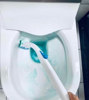 马桶进去硬东西堵了怎么办