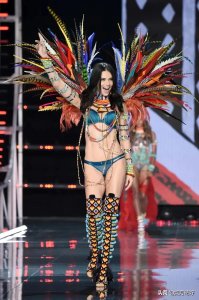 ​维密天使：静若止水，动如脱兔的阿德里亚娜·利马（Adriana Lima）
