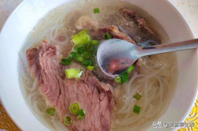 ​自制牛肉粉丝煲，牛肉软烂入味汤汁鲜香味美，上桌吃的汤都不剩
