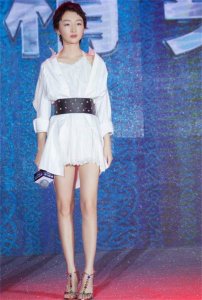 ​周冬雨疑似新恋情曝光，两人一同逛街，互动非常亲密