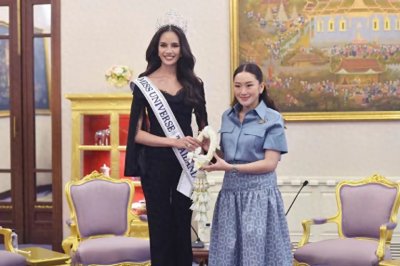 ​泰国总理和环球小姐季军同框媲美，穿蓝色裙装佩戴钻石耳坠超抢镜