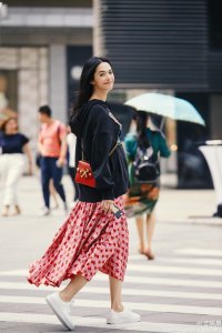 ​姚晨“炫腹”记！挺孕肚街拍，这画风，随意感受下