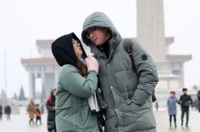 ​情人节“偶遇”降雪，情侣雪中漫步合影秀恩爱