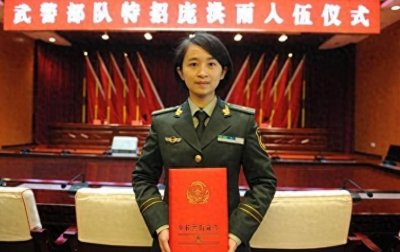 ​31岁女老师被特招入伍，并直接被授予少校警衔，她有何过人之处？