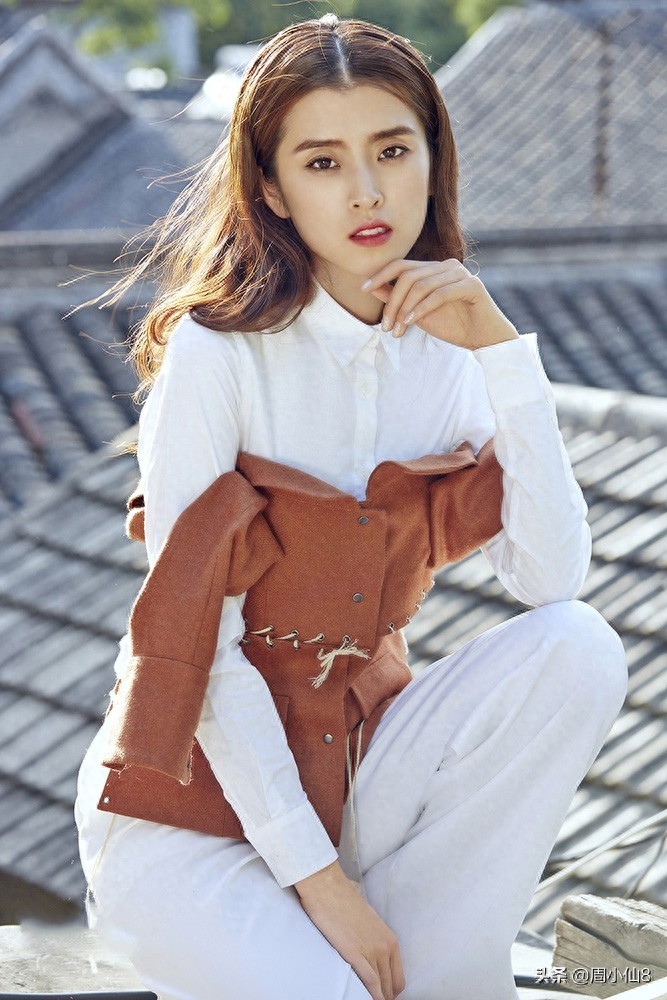 明星李若嘉，娱乐圈影视女演员，是具有实力的艺人